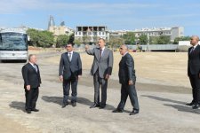 İlham Əliyev Bakı-Ələt avtomobil yolunun 2-4-cü kilometrliyində həyata keçirilən inşaat işlərinin gedişi ilə tanış olub(FOTO)